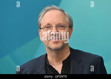 München, Deutschland. 28.. Juni 2022. Olli DITTRCH (Schauspieler, Komiker, Musiker), Einzelmotiv geschnitten, Porträt, Hochformat, Hochformat. ZDF-Empfang/ Treffen in der H`ugo`s Bar anlässlich der Münchner Filmfestspiele am 28.. Juni 2022 Quelle: dpa/Alamy Live News Stockfoto